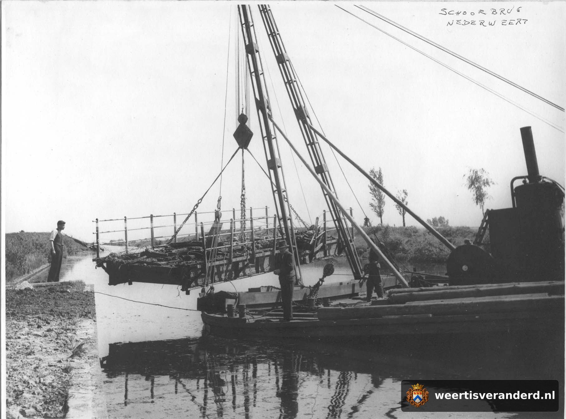 Plaatsing van het brugdek van de Schoorbrug met een drijvende bok