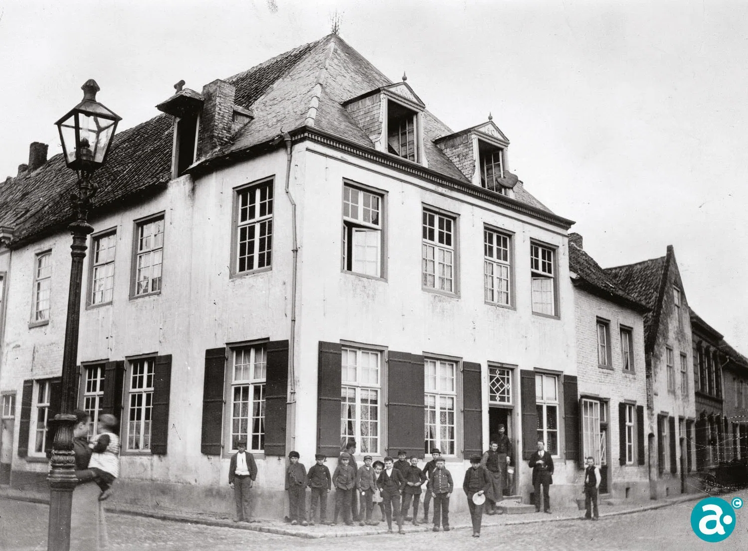 1889 Hoek Muntpromenade / Beekstraat deze twee panden zijn samengevoegd.