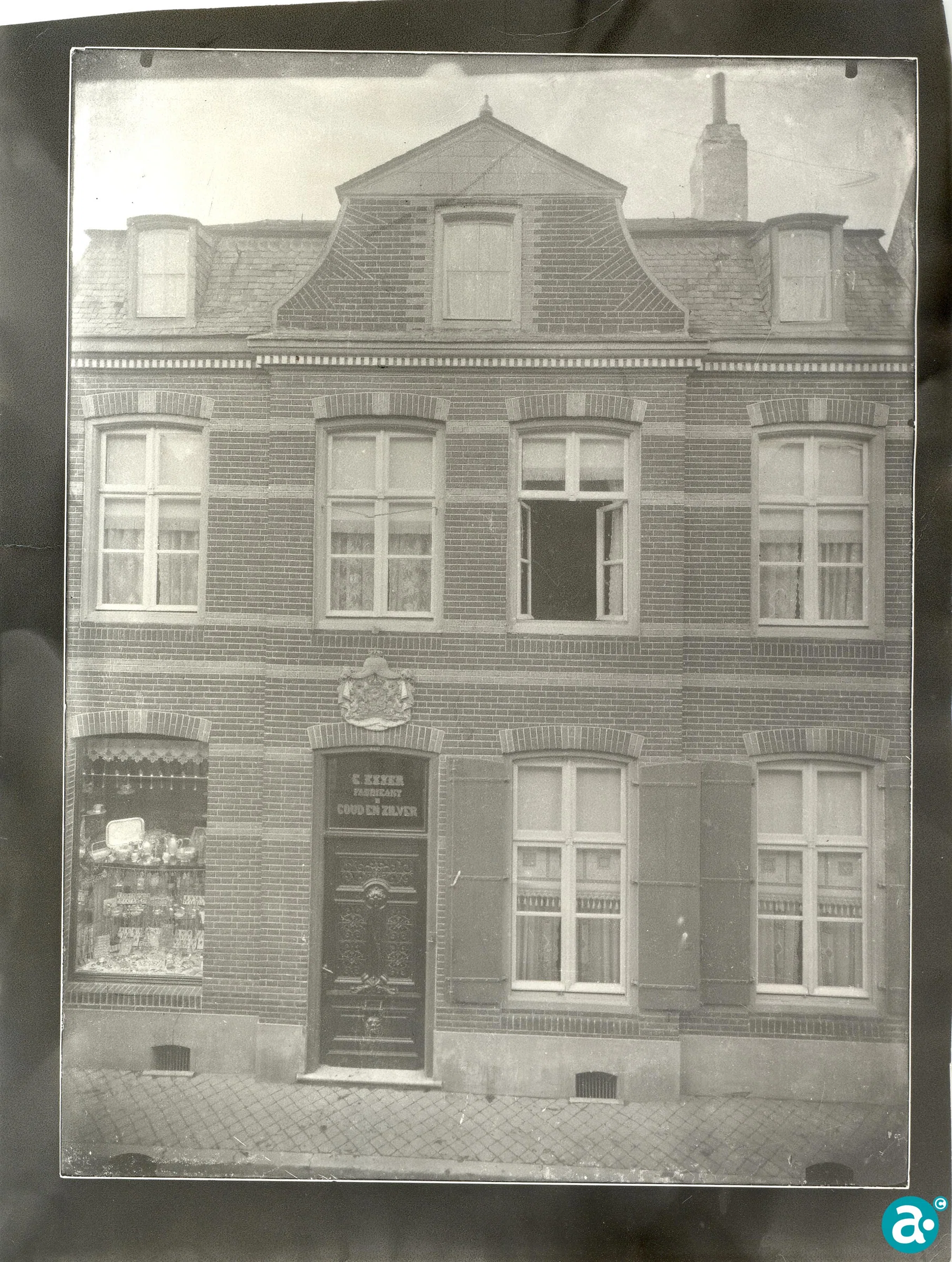 Gedurende de jaren ’60 van de negentiende eeuw verhuisde het gezin Esser en de werkplaats naar de Hoogstraat.