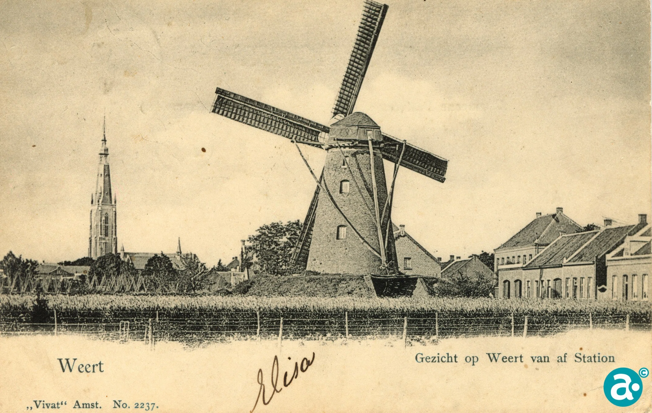 De Clerkxmolen met op de achtergrond de toren van de Martinuskerk