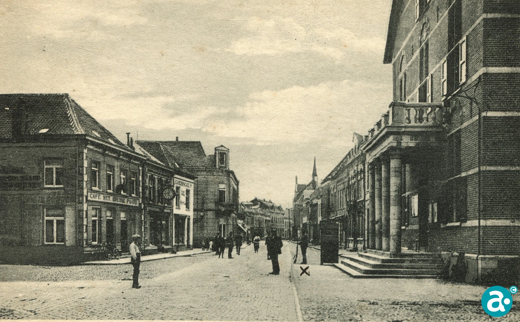 Op wacht voor het stadhuis