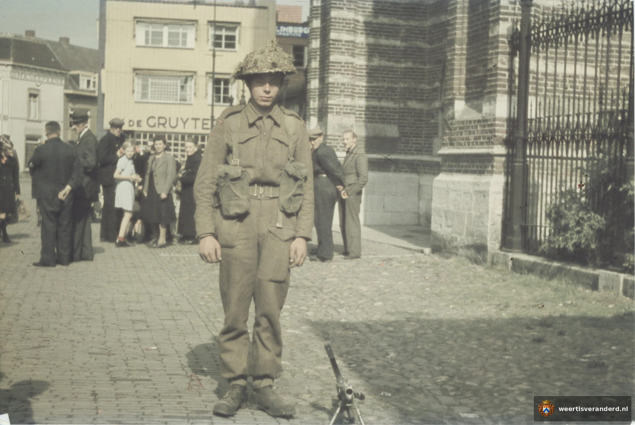 Op 22 september staat deze Engelse militair op wacht bij de voet van de Martinuskerk. Voor hem staat een lichte mitrailleur, type Bren.
