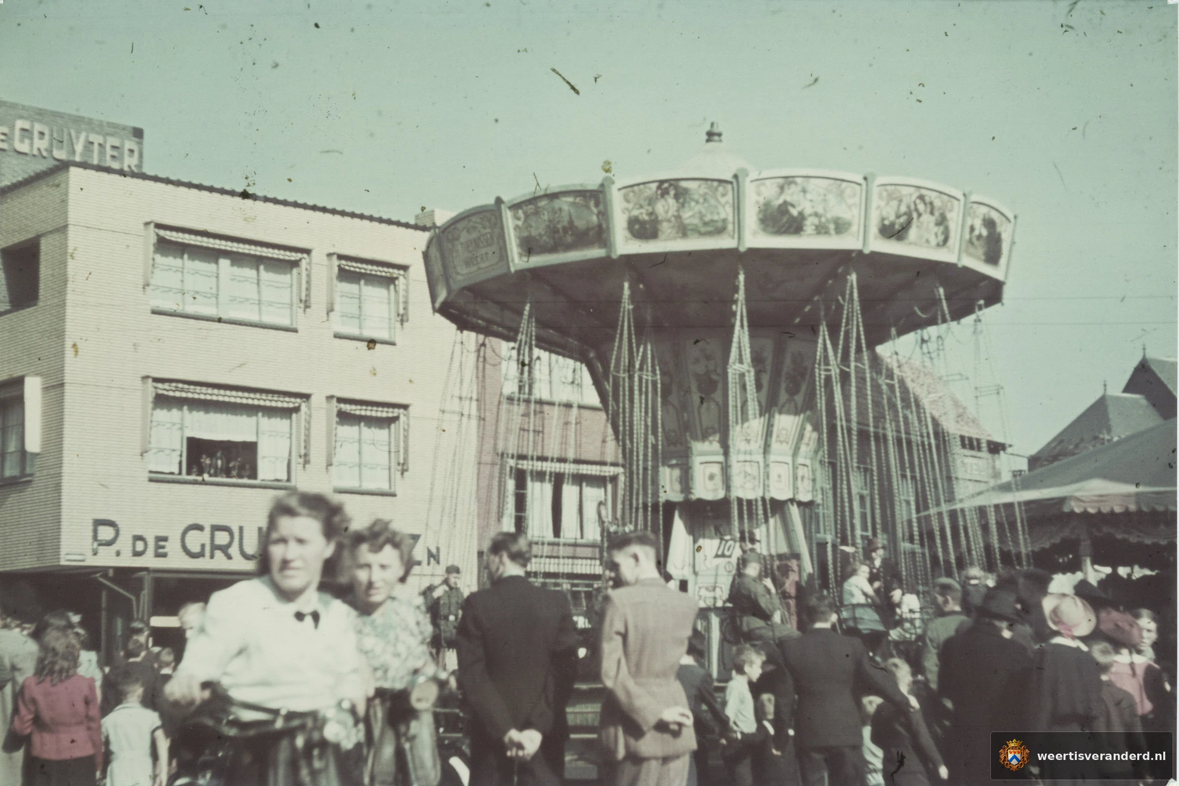 De zweefmolen op de Korenmarkt met enkele Duitse soldaten in de attractie.