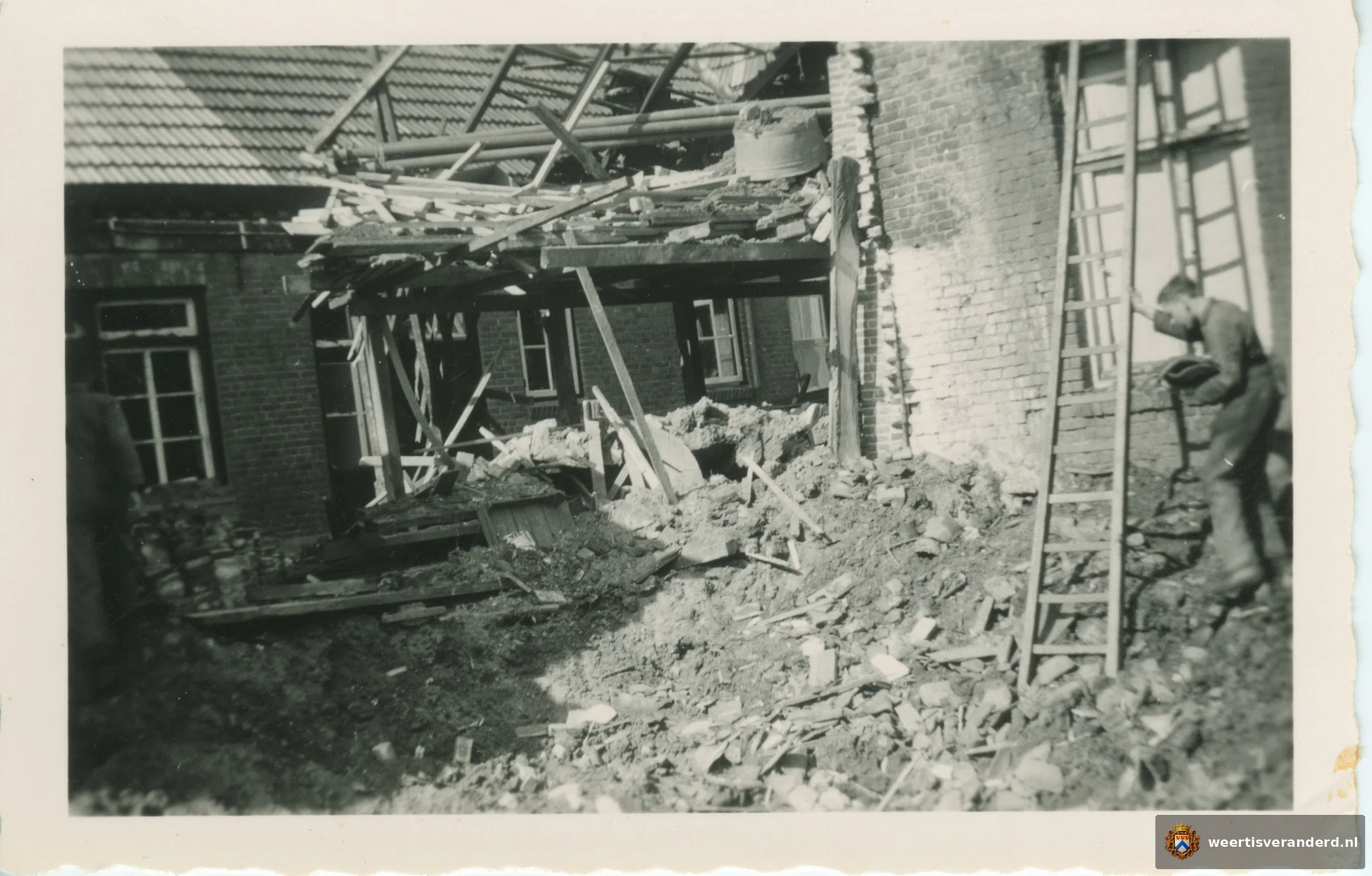 Brisantbom valt op woonhuis Nies