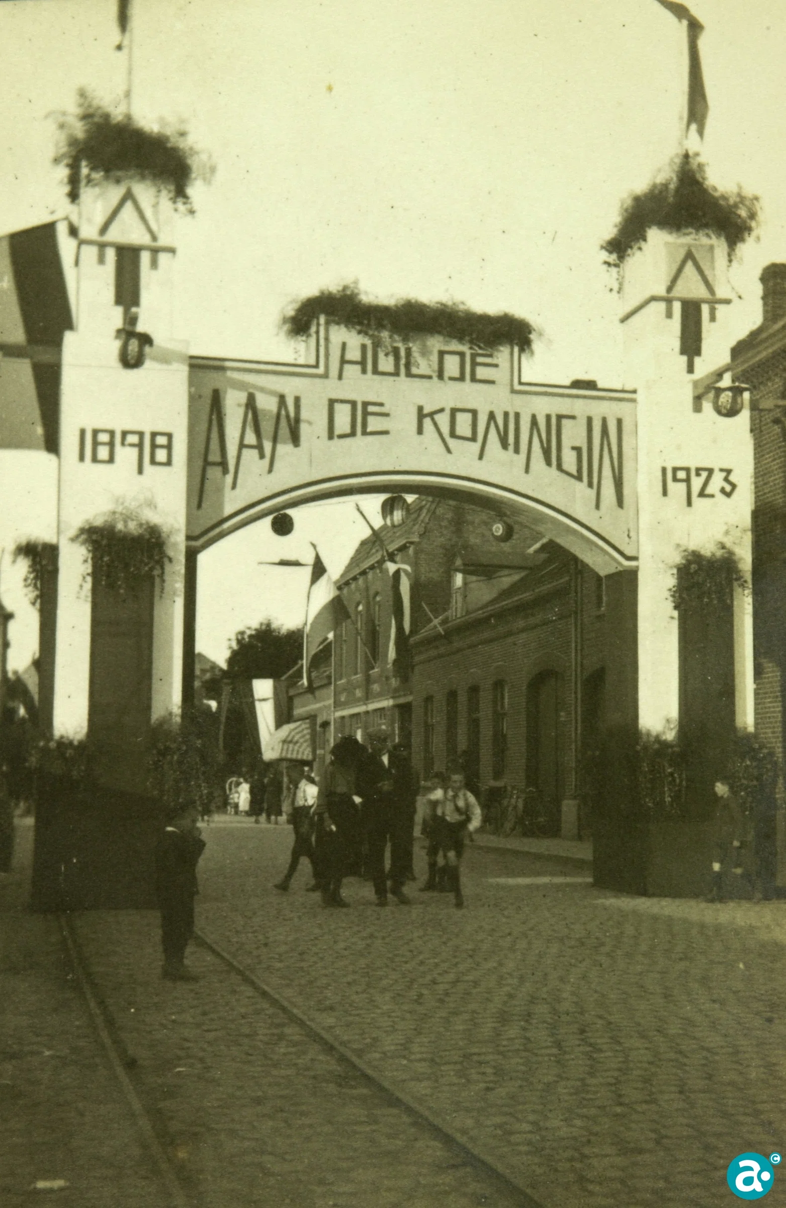 Versierde boog met opschrift 1898-1923 "Hulde aan de koningin", Jubileumfeesten 8 en 9 september 1923