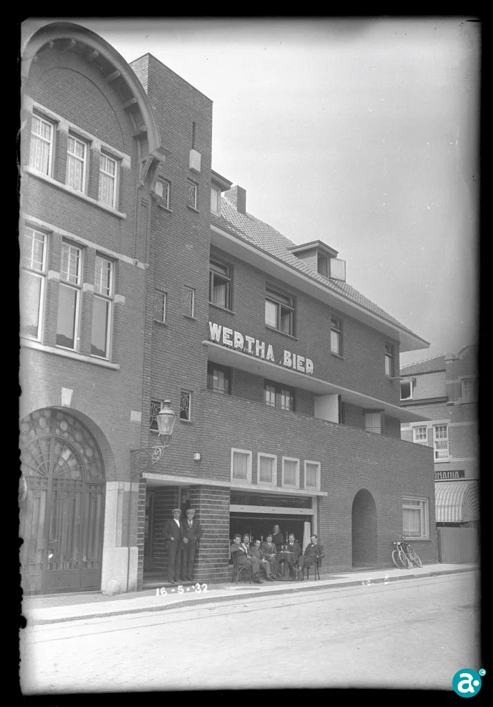 Wertha Bier bij hotel Wilhelmina